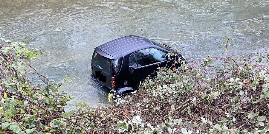 Füllinsdorf BL: Ungesicherter Personenwagen rollt in die Ergolz