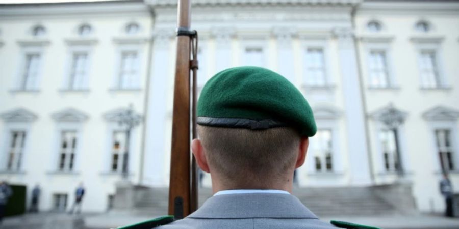 Bundeswehrsoldat vor Schloss Bellevue