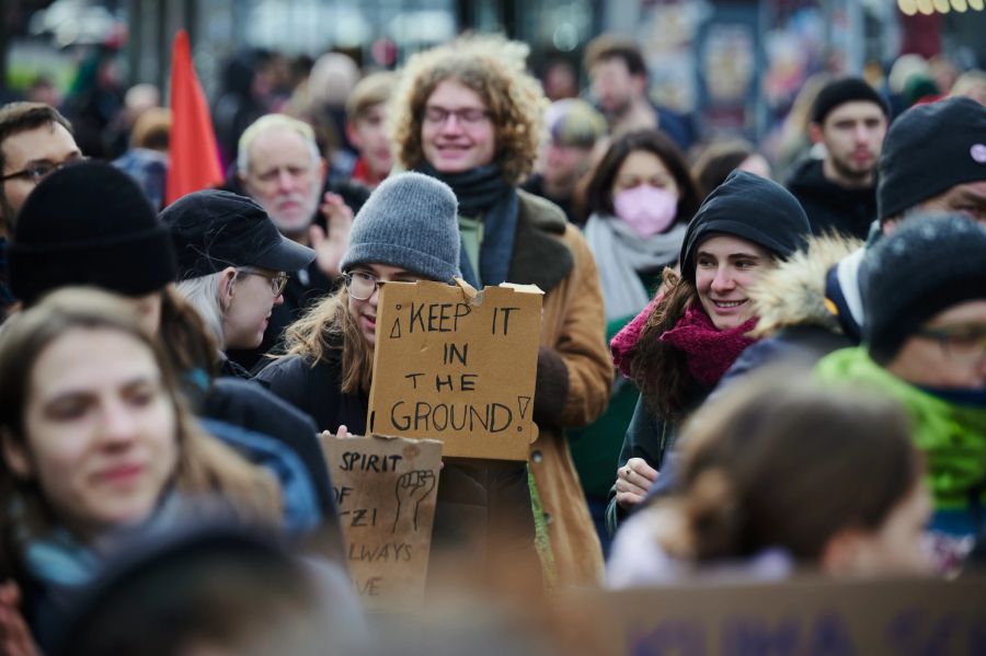 Auch in Berlin wird demonstriert. «Keep in the Ground» steht auf einem Plakat, das eine Person hält. Über 300 Menschen nehmen an der Demonstration gegen die Räumung Lützeraths auf dem Hermannplatz teil.