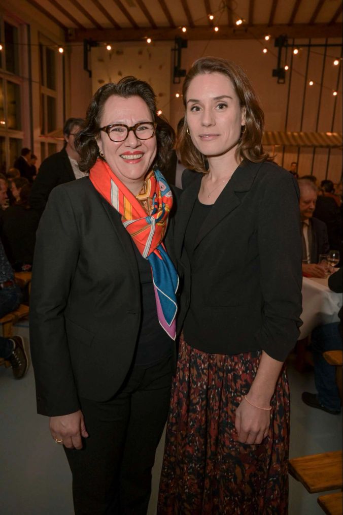 Tatjana Rothenbühler mit der Könizer Gemeindepräsidentin Tanja Bauer.