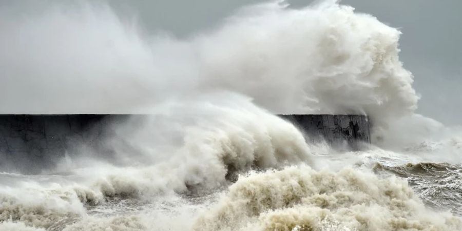 Brechende Wellen bei Sturm