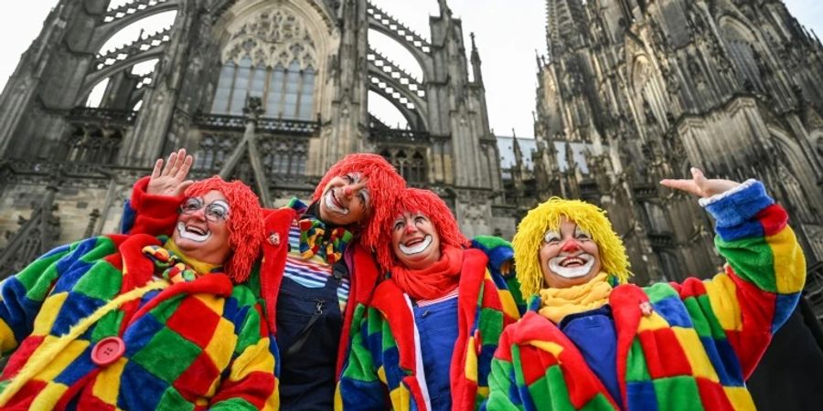 Feiernde vor Kölner Dom zu Karnevalsauftakt im November