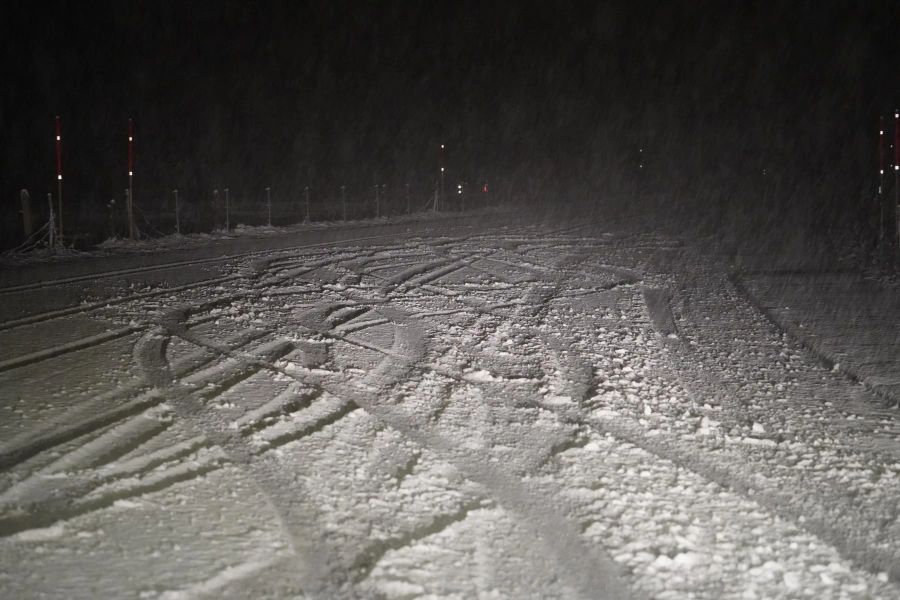 Der Neuschnee in Schwanden GL war etwa um 2 Uhr bereits einige Zentimeter hoch.