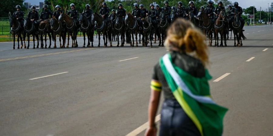 Bolsonaro-Anhängerin bei Auflösung von Protestcamp in Brasília