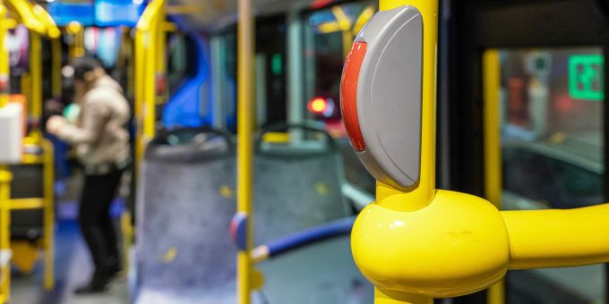 Die Stopp-Taste in einem Postauto. (Symbolbild) Die Stopp-Taste in einem Postauto. (Symbolbild)