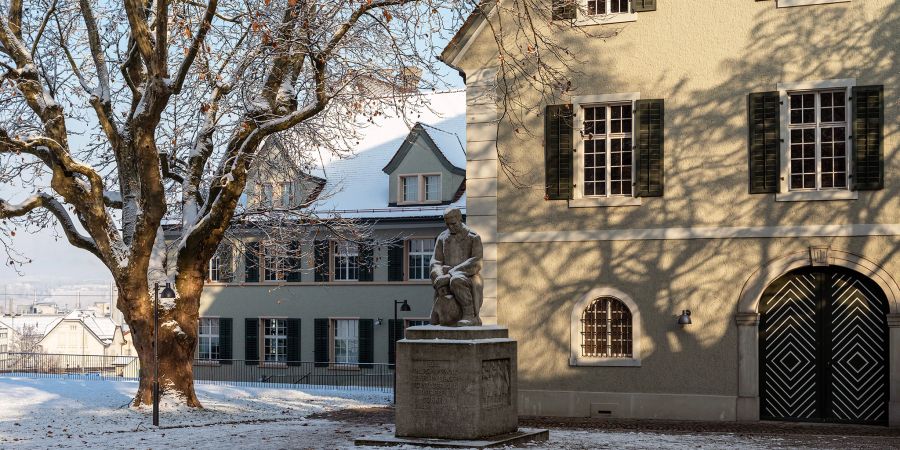 Das alte Zeughaus mit Soldatendenkmal an der Zürcherstrasse 221 Frauenfeld. - Frauenfeld