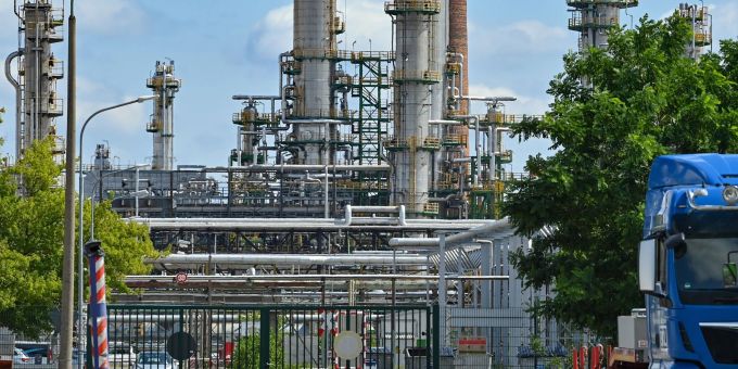 In der PCK-Raffinerie in Schwedt sind nach Angaben des Bundes für 2023 alle 1200 Arbeitsplätze gesichert. In der PCK-Raffinerie in Schwedt sind nach Angaben des Bundes für 2023 alle 1200 Arbeitsplätze gesichert.
