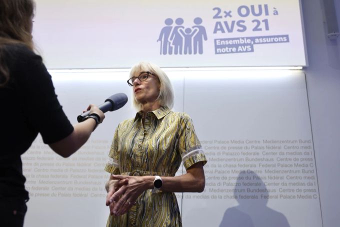 Ruth Humbel, Nationalrätin Mitte (AG), gibt ein Interview, kurz vor Beginn einer Medienkonferenz zur «AHV 21», am Freitag, 26. August 2022 in Bern. Die Positionierung zwischen den Polen wird auch für die Wahlen 2023 von zentraler bedeutung sein. (Archivbild) Wahlen 2023 Longchamp Mitte