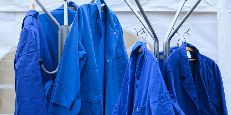 Mancher würde das vielleicht auch privat tragen, dennoch geht der Blaumann ganz klar als Berufskleidung durch.