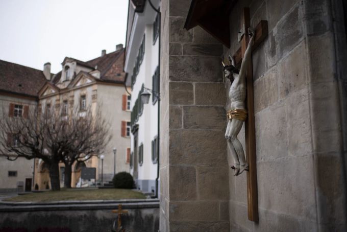 Jesus am Kreuz an der Kathedrale in Chur. Das Bistum Chur möchte für Exorzismus-Suchende weniger attraktiv werden. (Archivbild) Bistum Chur Kreuz