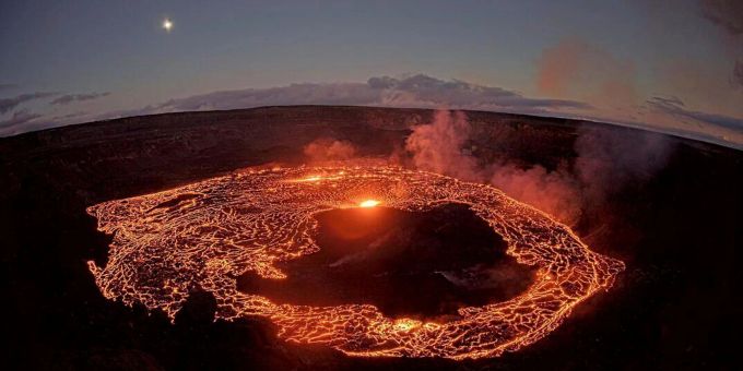 Hohe Lavafontänen - Vulkan Kilauea auf Hawaii wieder aktiv
