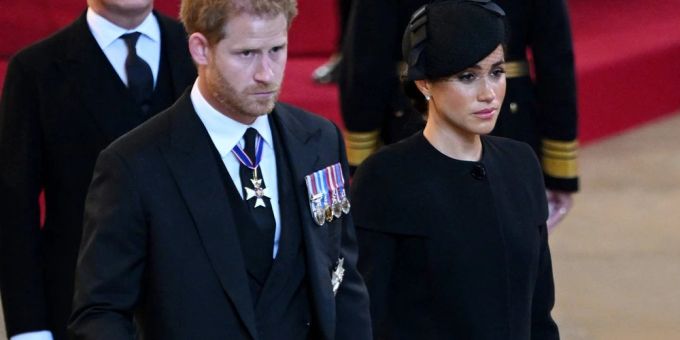 Prinz Harry und Herzogin Meghan finden in ihrer Netflix-Doku deutliche Worte, die sich gegen die britische Königsfamilie richten. prinz harry meghan
