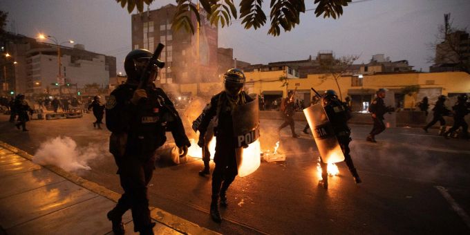 Anhänger des ehemaligen peruanischen Präsidenten Pedro Castillo stossen in Lima mit Polizisten zusammen. Anhänger des ehemaligen peruanischen Präsidenten Pedro Castillo stossen in Lima mit Polizisten zusammen.