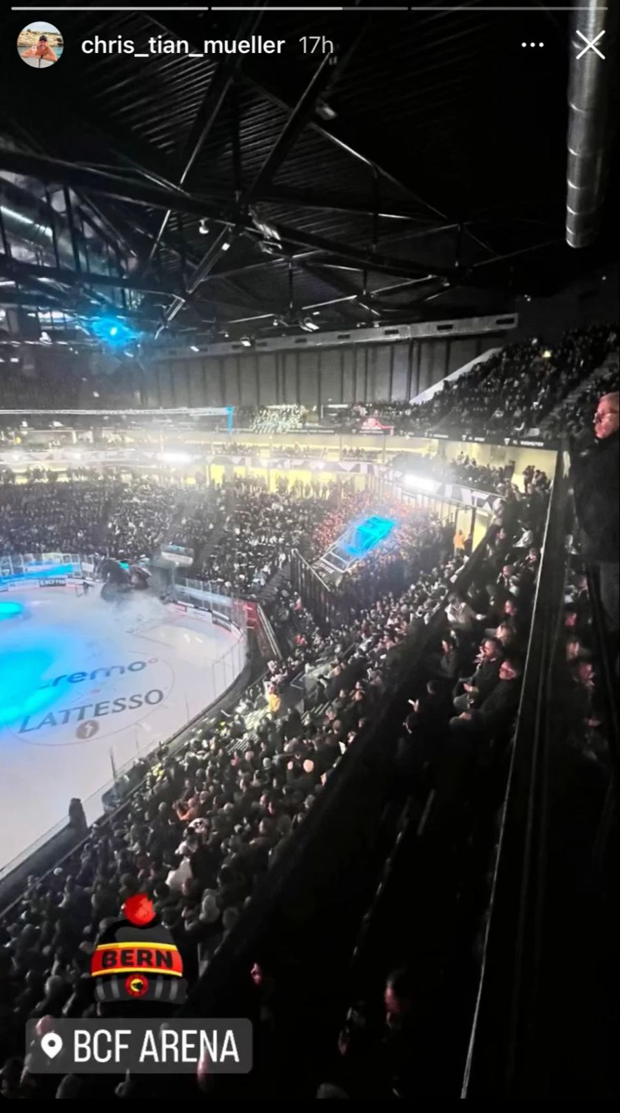 Die Choreo der SCB-Fans in der BCF-Arena in Fribourg ...