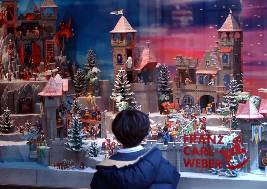 Ein kleiner Junge schaut in das Schaufenster des Franz Carl Weber Spielzeuggeschäfts an der Zürcher Bahnhofstrasse.