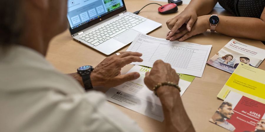 Weniger Jobs bei grossen Firmen: Ein RAV-Berater hilft bei der Job-Suche (Archivbild).