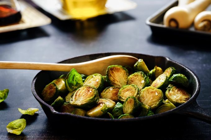 Frischen Rosenkohl kann man auch als jeweils ganze Röschen braten. Der Tipp: Mit Cashews, Pinienkernen oder (anderen) Nüssen garnieren. Rosenkohl Röschen gusseisern Pfanne braten