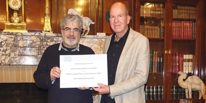 Checkübergabe im Museum Langmatt: Philippe Rey (li.), Stiftungsrat Fondation Gottfried Honegger, Markus Stegmann (re.), Direktor Museum Langmatt Philippe Rey & Markus Stegmann