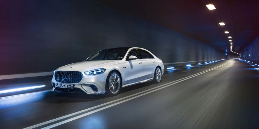 Kraftprotz: Wer sich bislang zwischen Luxuslimousine und den Fahrleistungen eines Sportwagens entscheiden musste, hat eine Sorge weniger. Der neue Mercedes-AMG S 63 vermag durchaus beides zu bieten - entsprechendes Kapital vorausgesetzt.