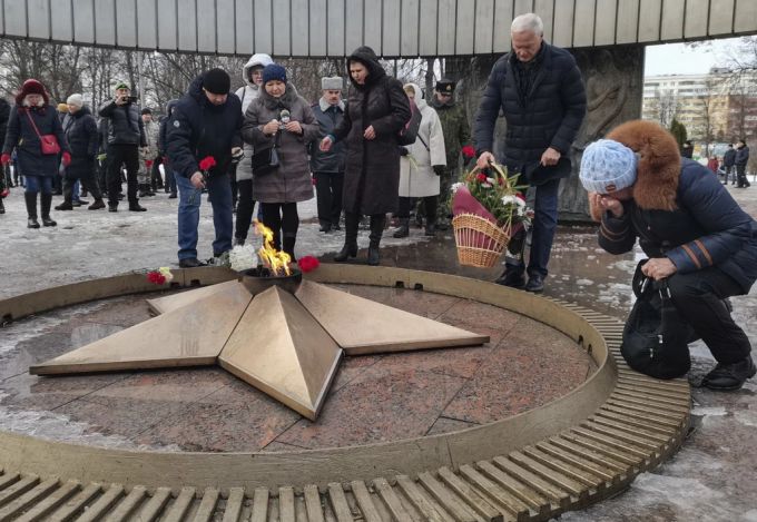 Angehörige der im Ukraine-Krieg bei Makijiwka getöteten Russen legen Blumen nieder. Ukraine Krieg