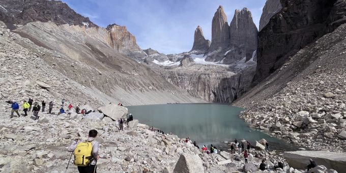 Tummelplatz der Tourengeher: Die drei Granitnadeln Torres del Paine sind die Wahrzeichen des Nationalparks. Torres del Paine Steine See Berge Chile Touristen
