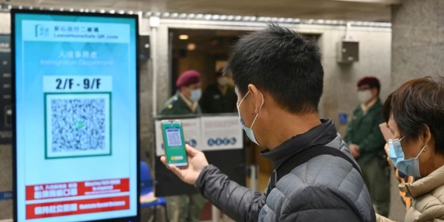 QR-Code scannen mit der Hongkonger Corona-App