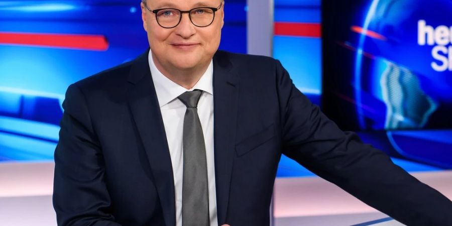 Oliver Welke am Schreibtisch seiner «heute-show».