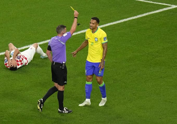 Die erste Karte der Partie geht an Danilo. Brasilien Kroatien