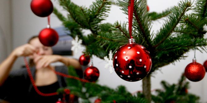 Weihnachtsbaum Schmuck Christbaumkugeln rot Punkte