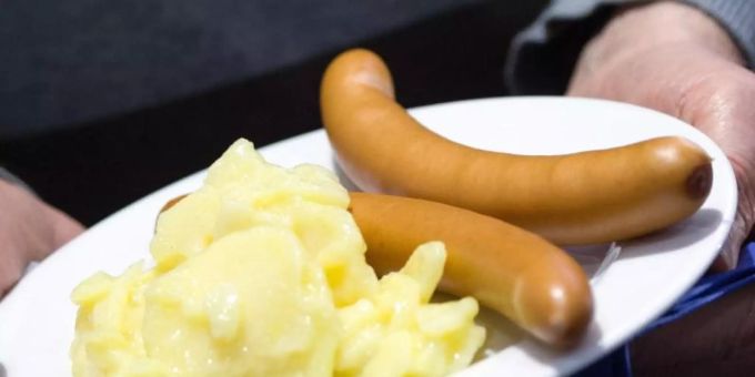 Würstchen mit Kartoffelsalat ist bei vielen an Heiligabend ein Muss. Foto: picture alliance / Soeren Stache/dpa Würstchen mit Kartoffelsalat ist bei vielen an Heiligabend ein Muss. Foto: picture alliance / Soeren Stache/dpa
