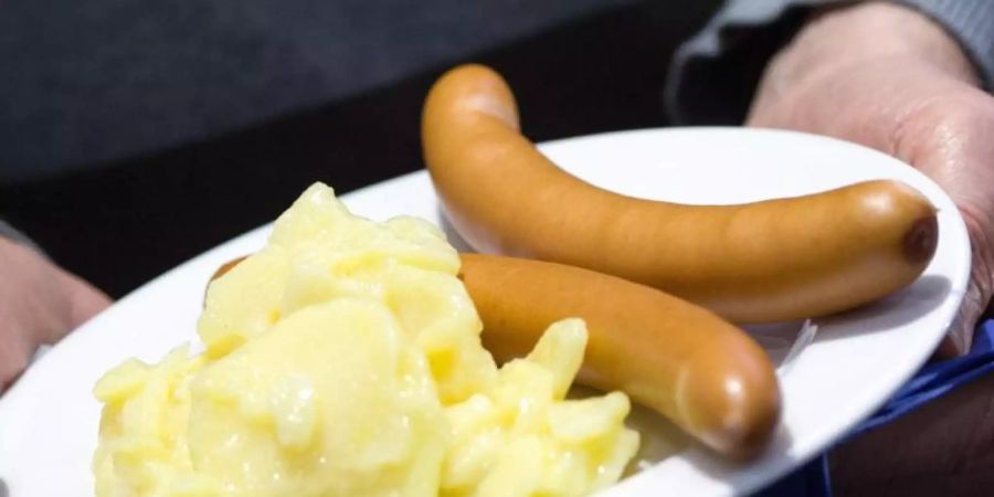 Würstchen mit Kartoffelsalat ist bei vielen an Heiligabend ein Muss. Foto: picture alliance / Soeren Stache/dpa