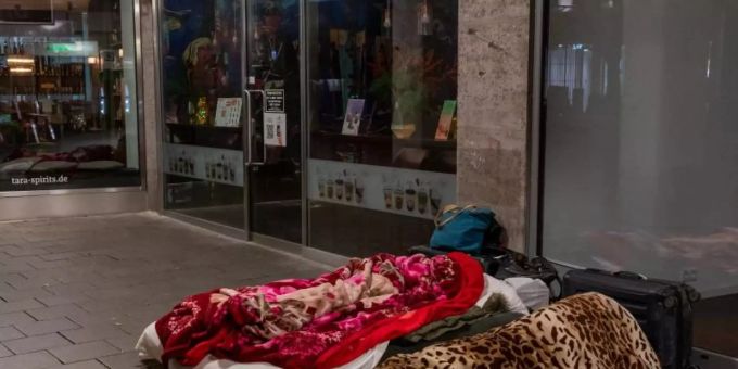 Die Bundesarbeitsgemeinschaft schätzt, dass es im vergangenen Jahr mehr Obdachlose durch die Corona-Pandemie gegeben hat. Foto: Peter Kneffel/dpa Die Bundesarbeitsgemeinschaft schätzt, dass es im vergangenen Jahr mehr Obdachlose durch die Corona-Pandemie gegeben hat. Foto: Peter Kneffel/dpa
