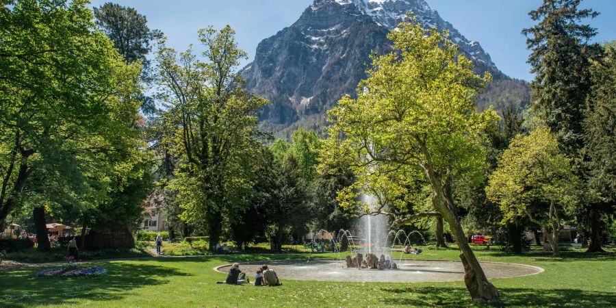 Der Volksgarten mit Blick zum Vorderglärnisch in der Stadt Glarus.