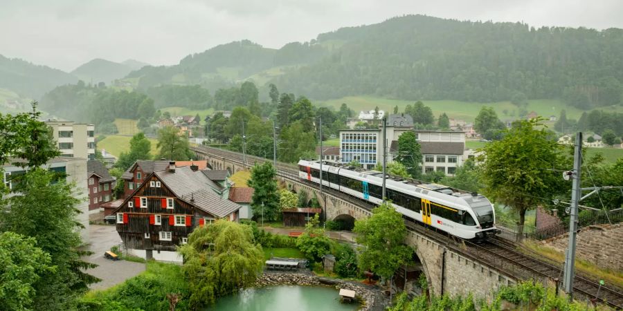 Durchfahrt der Regionalbahn Thurbo über dem Viadukt in Lichtensteig.