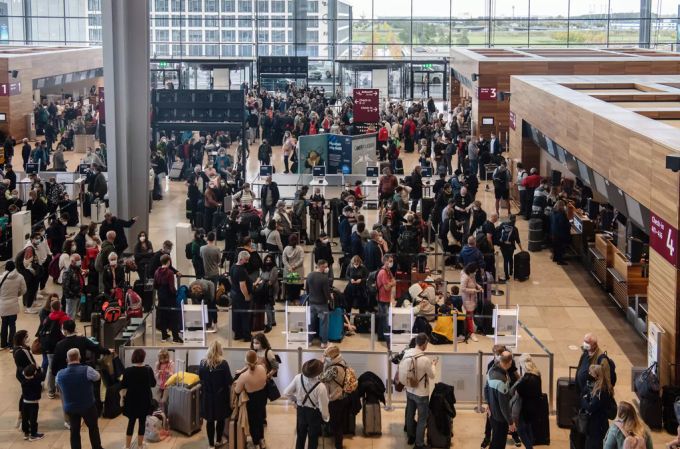 Passagiere am Flughafen BER. Flughafen