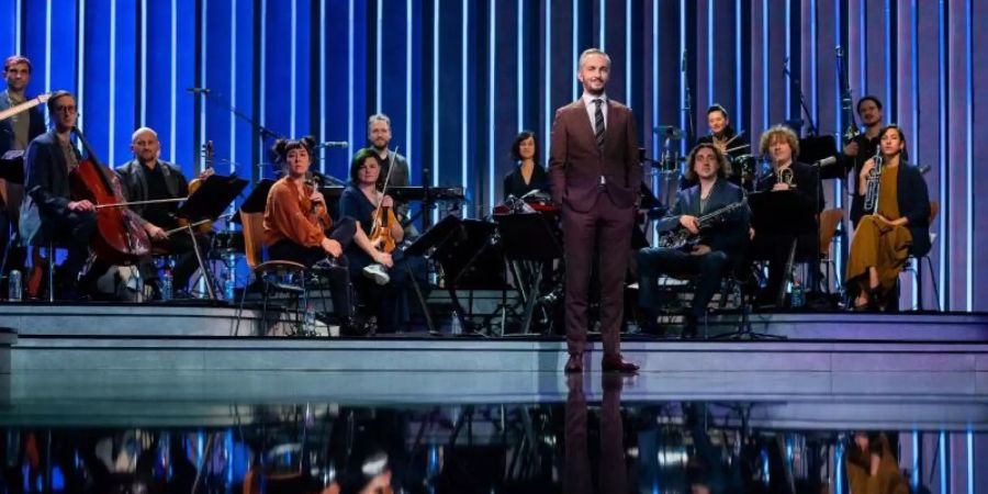 Satiriker Jan Böhmermann vor seinem Orchester, dem Rundfunk Tanzorchester Ehrenfeld. Foto: Rolf Vennenbernd/dpa