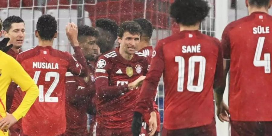 Bayerns Thomas Müller (M) jubelt über sein Tor zum 1:0 mit seinen Mitspielern. Foto: Sven Hoppe/dpa