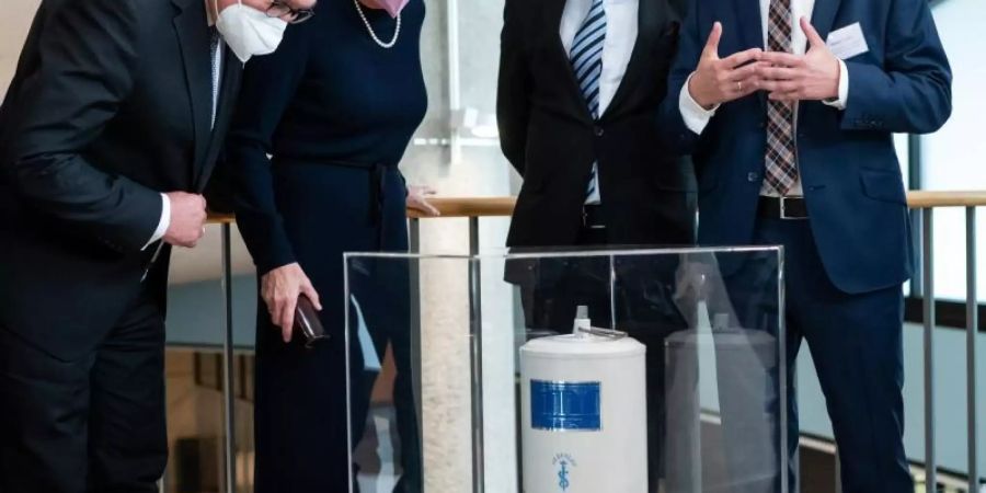 Bundespräsident Frank-Walter Steinmeier (l) und seine Frau Elke Büdenbender (2.v.l.) beim Festakt zum 60-jährigen Jubiläum des Anwerbeabkommens zwischen Deutschland und der Türkei im Haus der Kulturen der Welt. Foto: Bernd von Jutrczenka/dpa