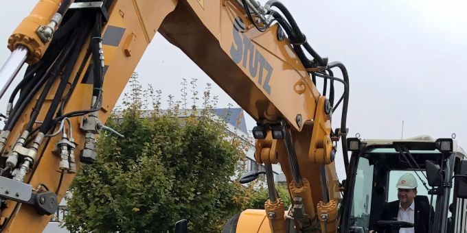 Stadtrat Stefan Fritschi legt Hand an: Die neuen Wärmeleitungen werden Abwärme der KVA künftig zum Quartierwärmeverbund Waser führen.