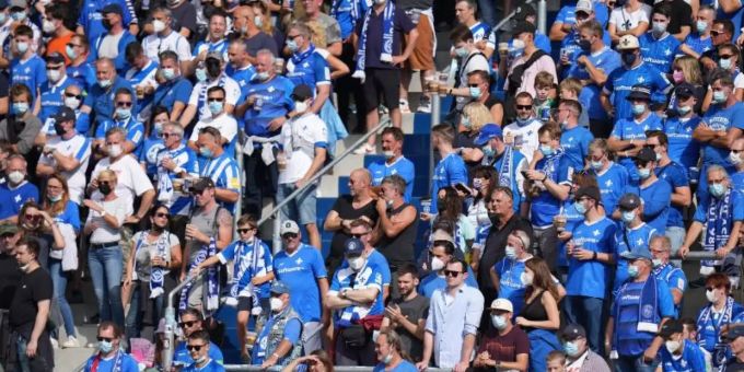 Fans von Darmstadt 98 im Merck-Stadion am Böllenfalltor. Foto: Thomas Frey/dpa Fans von Darmstadt 98 im Merck-Stadion am Böllenfalltor. Foto: Thomas Frey/dpa