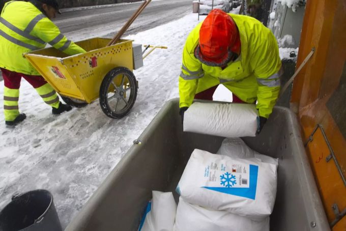 Mitarbeiter des Winterdienstes transportieren Säcke mit Salz. (Symbolbild) salz