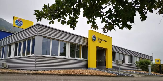 Das neue Schulungsgebäude komplettiert das moderne TCS-Fahrzentrum in Frick und verbessert auch den Auftritt sichtbar.