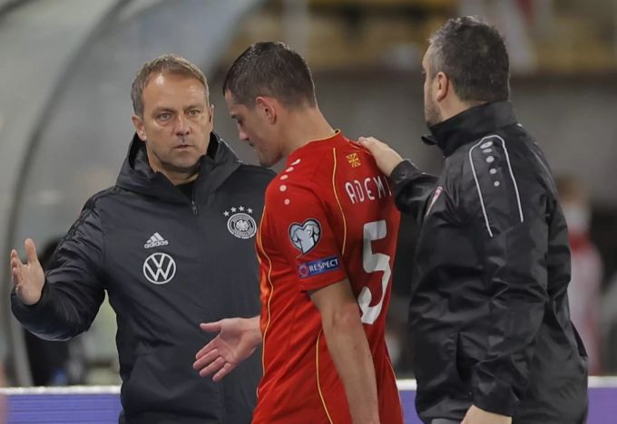 Nordmazedoniens Arijan Ademi verletzt sich während des WM-Qualifikationsspiels gegen Deutschland. Arijan Ademi