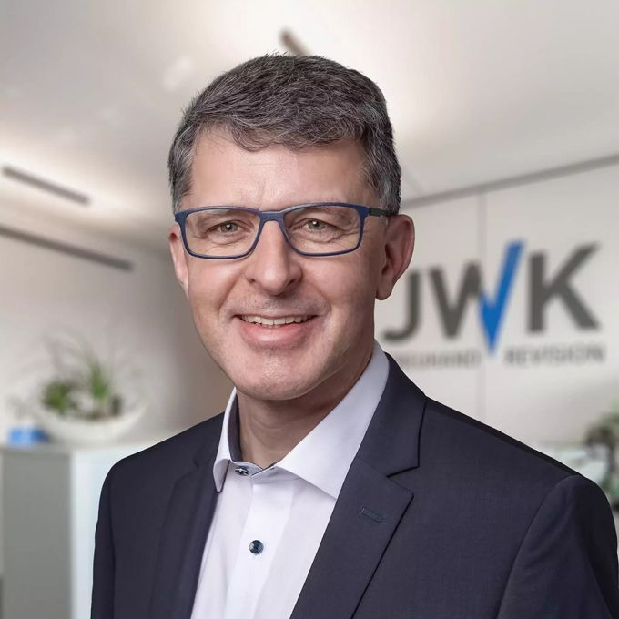 «Wir dürfen Unternehmen verschiedenster Branchen betreuen, was uns täglich neu fordert», sagt Tobias Knecht. JWK Treuhand & Revisions AG Muri