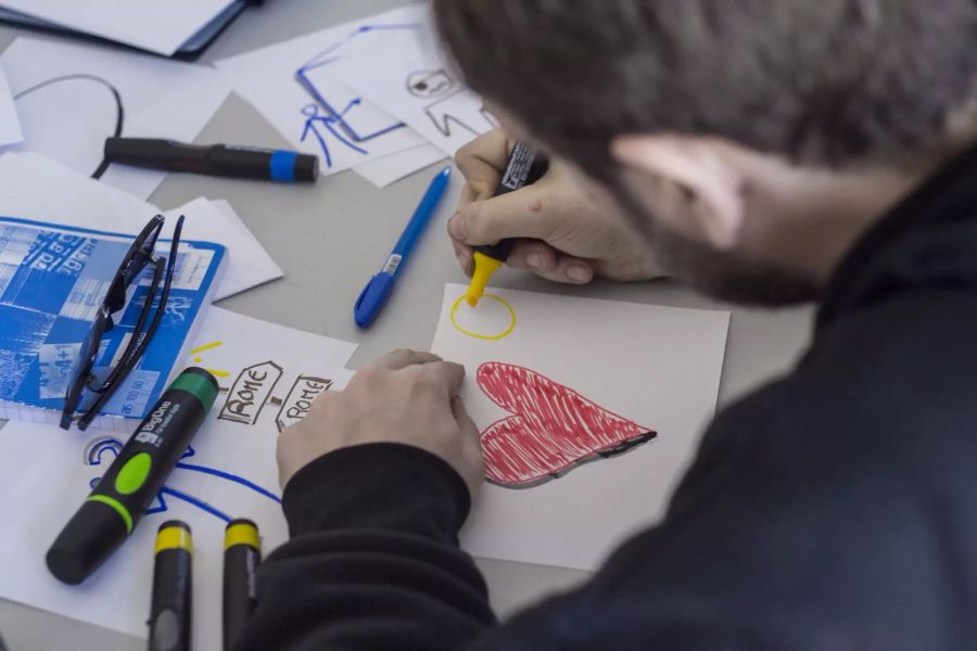 Stifte Papier Herz Mann malt