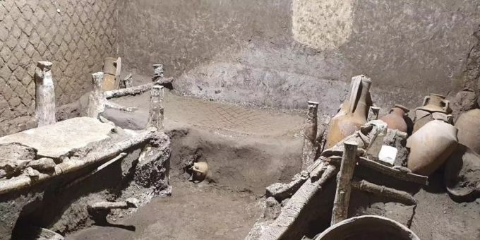 Archäologen haben bei Ausgrabungen in der versunkenen Stadt Pompeji ein gut erhaltenes Sklavenzimmer entdeckt. Foto: --/Parco Archeologico di Pompei/dpa pompeji