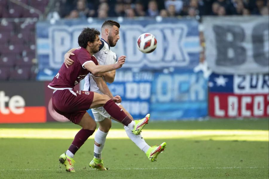 Die Partie im Stade de Geneve ist geprägt von vielen Fouls und harten Zweikämpfen.