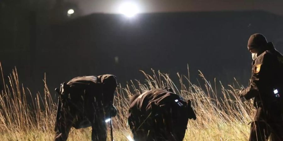 Polizisten durchsuchen ein Waldgebiet bei Memmingen. Am Vormittag war in der Nähe eine 16-Jährige tot aufgefunden worden. Foto: Karl-Josef Hildenbrand/dpa