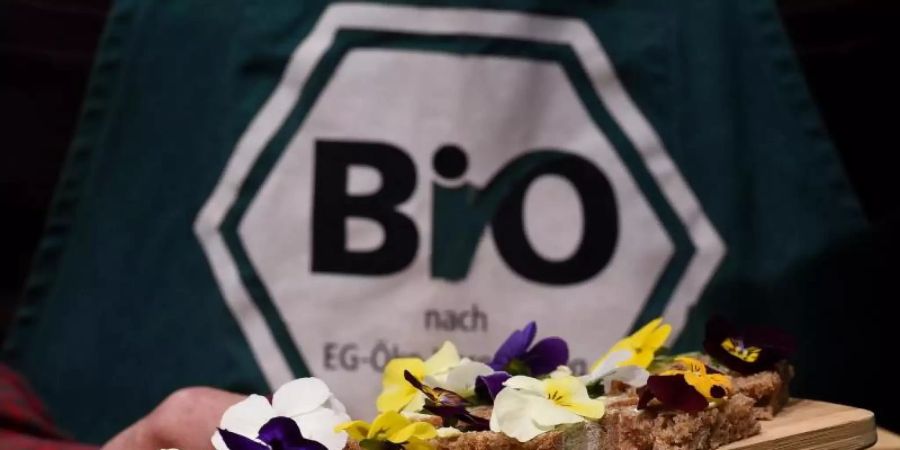 Es muss nicht immer Wurst sein: Brot mit Blüten. Foto: Rainer Jensen/dpa