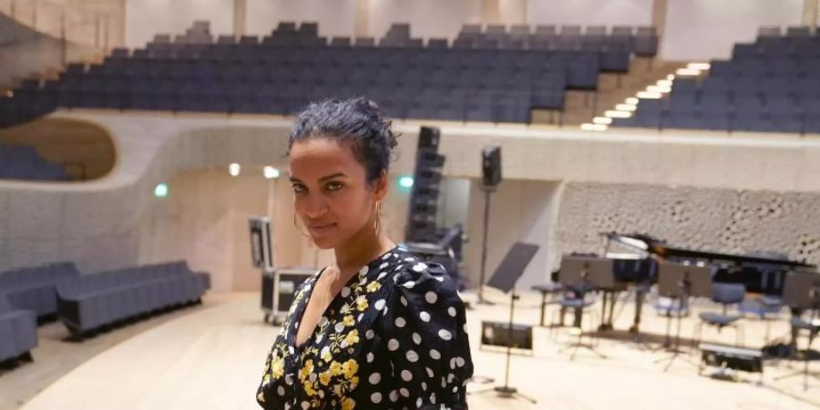 Die britisch-indische Sitar-Spielerin Anoushka Shankar in der Elbphilharmonie in Hamburg. Foto: Marcus Brandt/dpa
